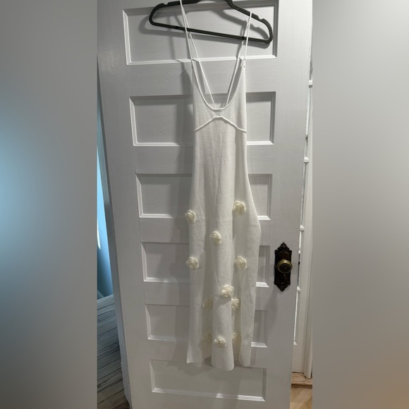 Elegant White Sweater Maxi Dress with Rosette applique - Picture 5 of 9